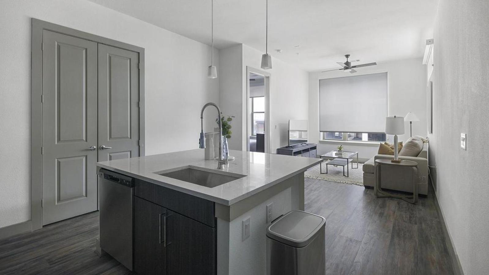 Landing - Modern Apartment With Amazing Amenities Houston Exterior photo