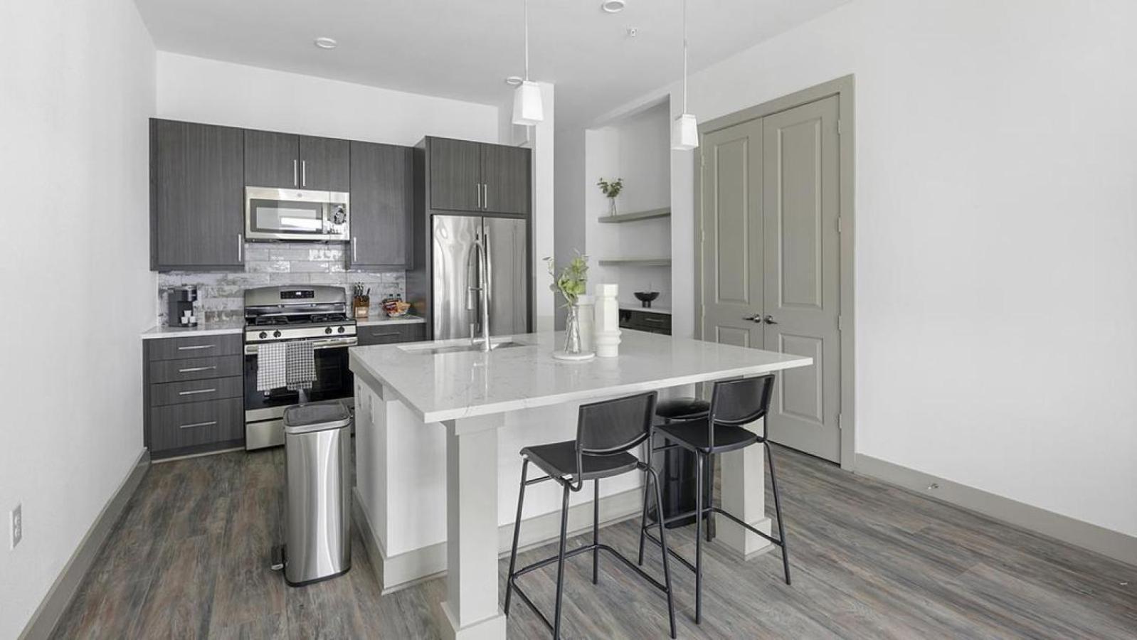 Landing - Modern Apartment With Amazing Amenities Houston Exterior photo